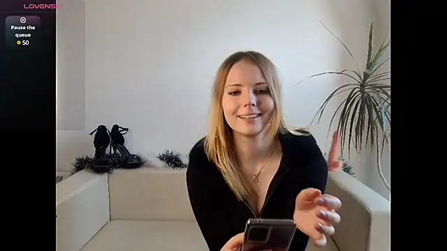 Snapshot of Frosty_Princess chatting on 12/08/24, 01:03 Frosty Princess online show from 12/08/24, 01:03