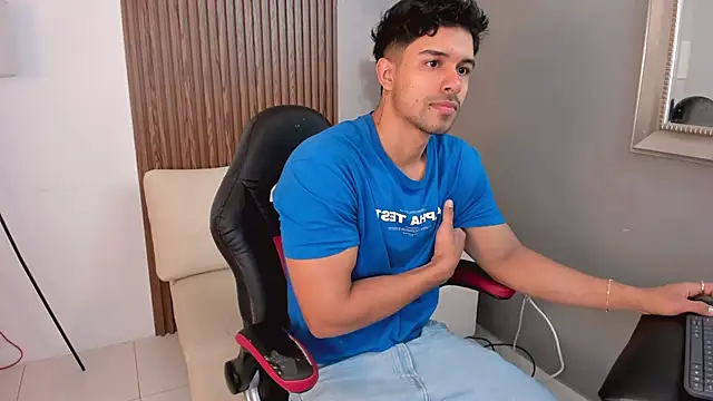 Snapshot of liam_collins21 chatting on 02/21/25, 11:44 liam collins21 online show from 02/21/25, 11:44