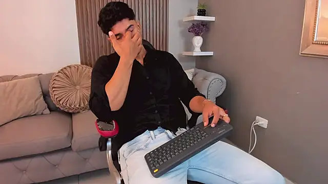 Snapshot of liam_collins21 chatting on 03/01/25, 12:01 liam collins21 online show from 03/01/25, 12:01