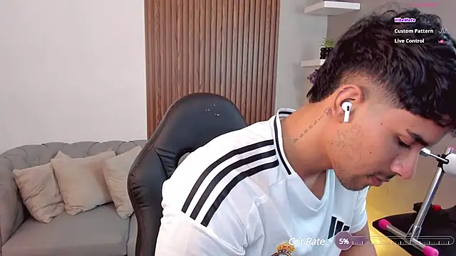 Snapshot of liam_collins21 chatting on 03/05/25, 02:56 liam collins21 online show from 03/05/25, 02:56