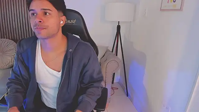 Snapshot of liam_collins21 chatting on 10/08/25, 11:41 liam collins21 online show from 10/08/25, 11:41