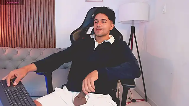 Snapshot of liam_collins21 chatting on 10/21/25, 11:55 liam collins21 online show from 10/21/25, 11:55