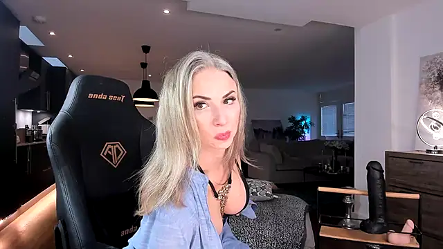 Snapshot of GoddessElizabethX chatting on 12/17/24, 03:39 GoddessElizabethX online show from 12/17/24, 03:39