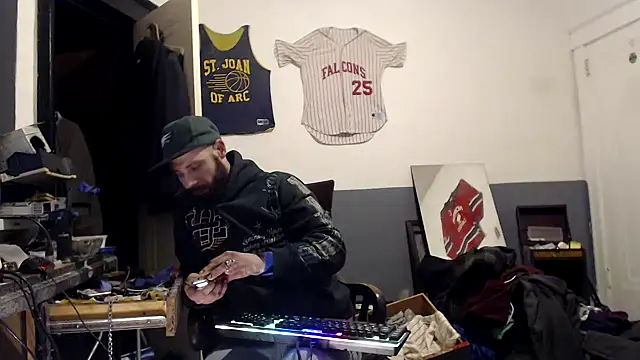 Snapshot of sledge901 chatting on 02/02/25, 02:17 sledge901 online show from 02/02/25, 02:17