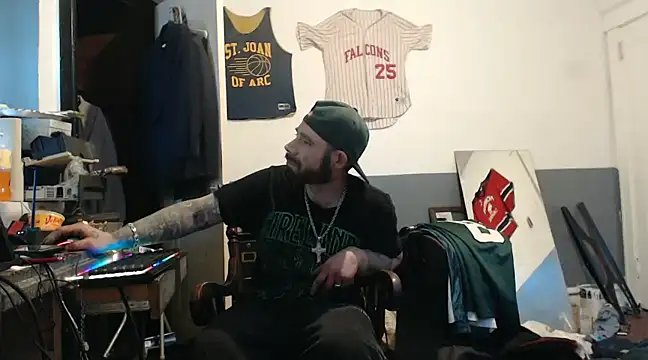 Snapshot of sledge901 chatting on 02/14/25, 01:29 sledge901 online show from 02/14/25, 01:29