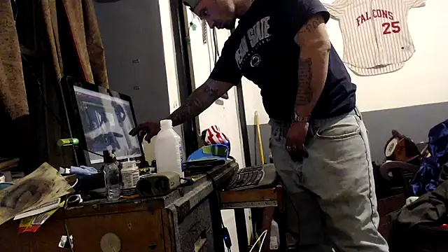 Snapshot of sledge901 chatting on 11/06/25, 11:59 sledge901 online show from 11/06/25, 11:59