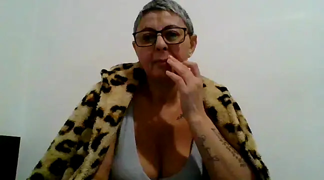 Snapshot of roseblak42 chatting on 02/15/25, 06:01 roseblak42 online show from 02/15/25, 06:01