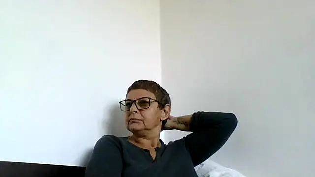 Snapshot of roseblak42 chatting on 10/16/25, 02:18 roseblak42 online show from 10/16/25, 02:18