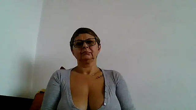 Snapshot of roseblak42 chatting on 10/24/25, 12:23 roseblak42 online show from 10/24/25, 12:23