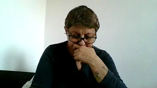 Snapshot of roseblak42 chatting on 11/03/25, 02:18 roseblak42 online show from 11/03/25, 02:18