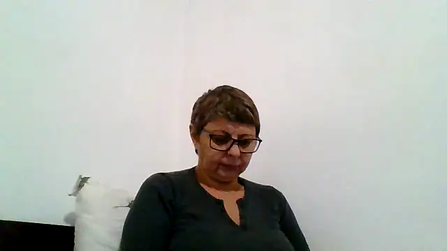 Snapshot of roseblak42 chatting on 11/12/25, 03:45 roseblak42 online show from 11/12/25, 03:45