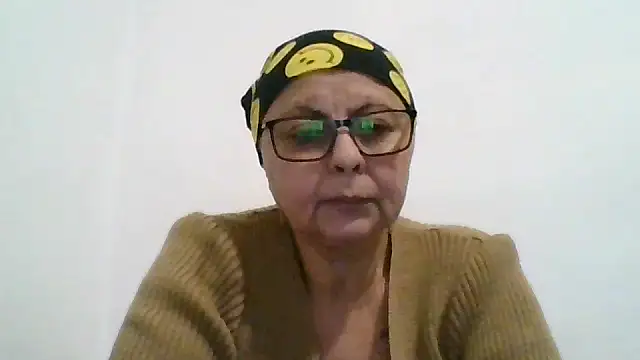 Snapshot of roseblak42 chatting on 11/17/25, 04:24 roseblak42 online show from 11/17/25, 04:24