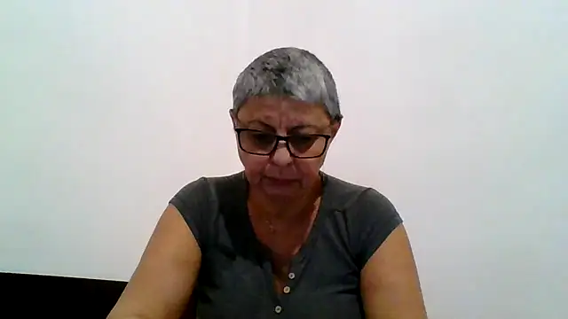 Snapshot of roseblak42 chatting on 12/18/25, 04:57 roseblak42 online show from 12/18/25, 04:57