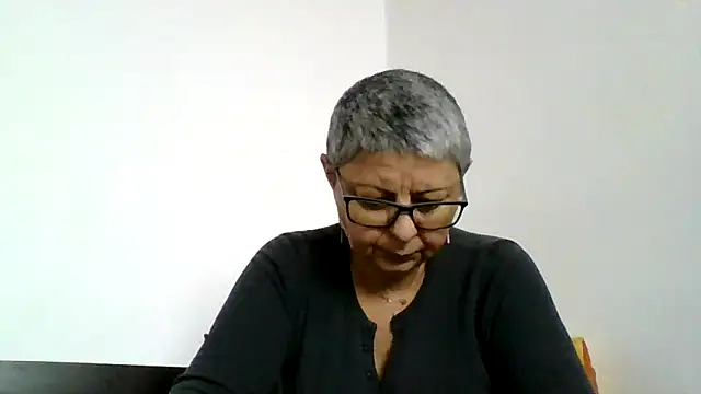 Snapshot of roseblak42 chatting on 12/20/25, 10:33 roseblak42 online show from 12/20/25, 10:33