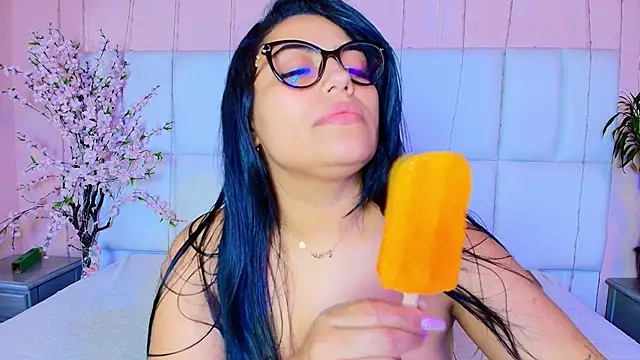 kiana cream online show from 02/13/25, 05:44