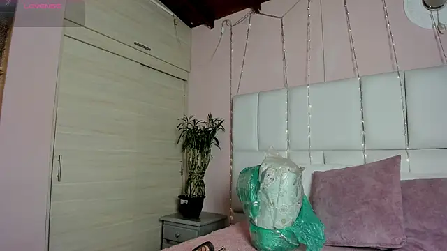 kiana cream online show from 03/19/25, 11:50