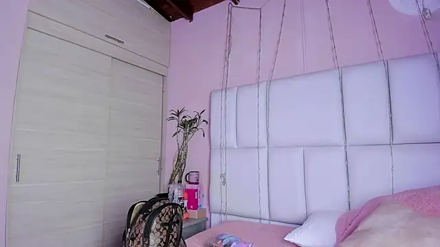 kiana cream online show from 09/26/25, 11:36