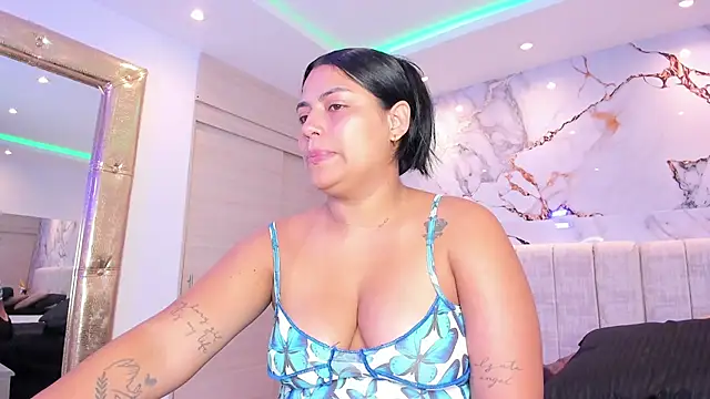 kiana cream online show from 11/07/25, 11:32