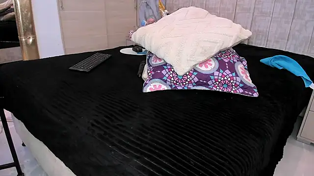 Snapshot of kiana_cream chatting on 02/18/26, 02:24 kiana cream online show from 02/18/26, 02:24