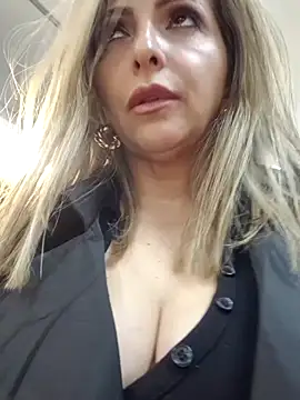Snapshot of _Abril-Office1 chatting on 02/06/25, 07:51 Abril-Office1 online show from 02/06/25, 07:51