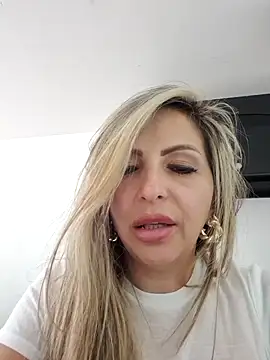 Snapshot of _Abril-Office1 chatting on 02/28/25, 04:20 Abril-Office1 online show from 02/28/25, 04:20