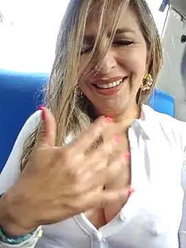 Snapshot of _Abril-Office1 chatting on 03/04/25, 02:32 Abril-Office1 online show from 03/04/25, 02:32