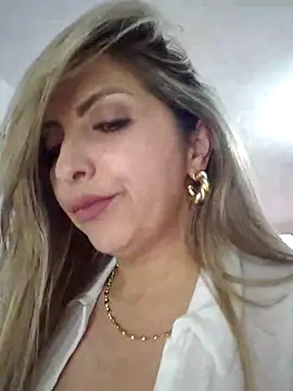 Snapshot of _Abril-Office1 chatting on 03/04/25, 08:38 Abril-Office1 online show from 03/04/25, 08:38