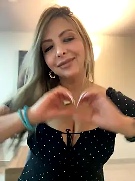 Snapshot of _Abril-Office1 chatting on 11/10/25, 01:10 Abril-Office1 online show from 11/10/25, 01:10