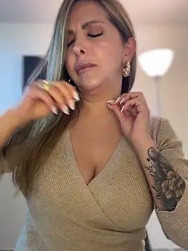 Snapshot of _Abril-Office1 chatting on 11/14/25, 01:10 Abril-Office1 online show from 11/14/25, 01:10