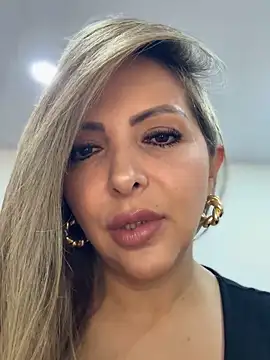 Snapshot of _Abril-Office1 chatting on 11/19/25, 12:27 Abril-Office1 online show from 11/19/25, 12:27