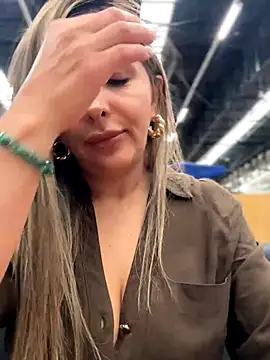 Snapshot of _Abril-Office1 chatting on 11/25/25, 04:07 Abril-Office1 online show from 11/25/25, 04:07