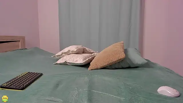 Snapshot of me___ow chatting on 12/06/24, 03:22 me ow online show from 12/06/24, 03:22