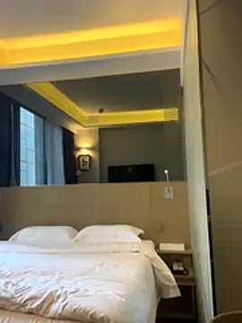 Snapshot of cokezero1668 chatting on 11/14/25, 04:22 cokezero1668 online show from 11/14/25, 04:22