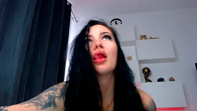 Snapshot of arianatattoos chatting on 10/18/25, 07:53 arianatattoos online show from 10/18/25, 07:53