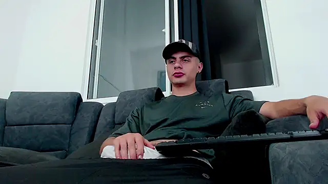 Snapshot of Stiven_CL chatting on 10/16/25, 04:46 Stiven CL online show from 10/16/25, 04:46