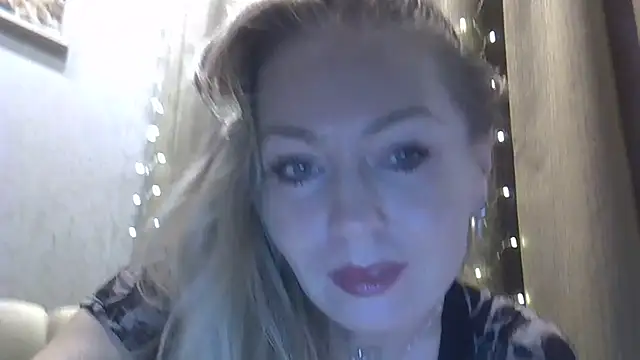 Snapshot of ZarinaSwift chatting on 11/20/25, 04:34 ZarinaSwift online show from 11/20/25, 04:34