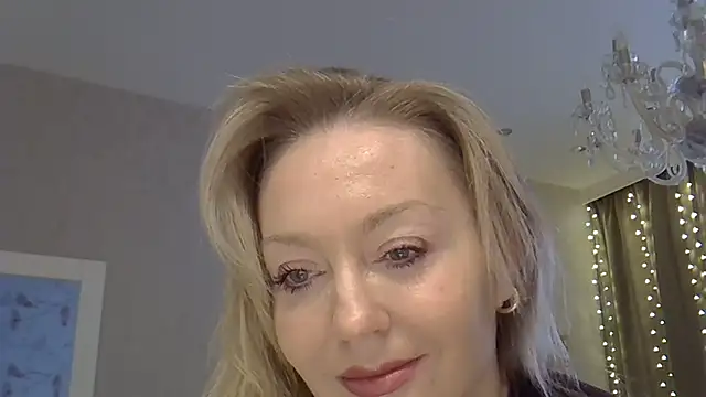 Snapshot of ZarinaSwift chatting on 12/15/25, 04:50 ZarinaSwift online show from 12/15/25, 04:50