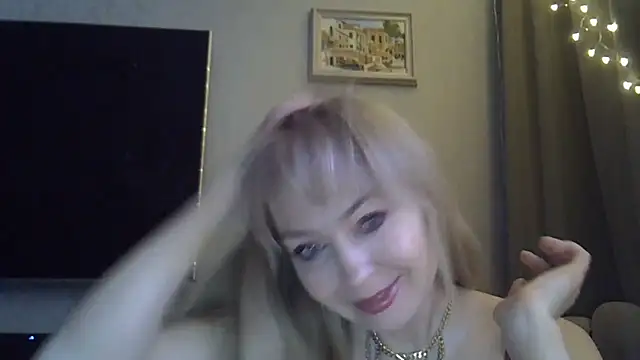 Snapshot of ZarinaSwift chatting on 12/18/25, 04:51 ZarinaSwift online show from 12/18/25, 04:51