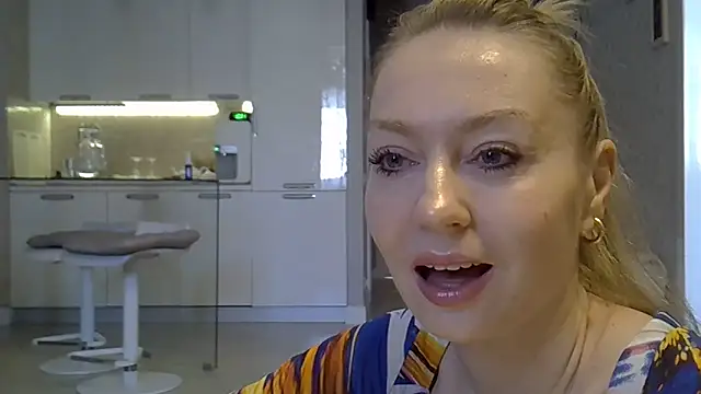 Snapshot of ZarinaSwift chatting on 02/25/26, 04:33 ZarinaSwift online show from 02/25/26, 04:33