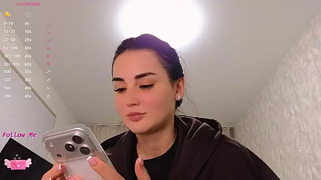 Snapshot of LaraSkinny chatting on 03/12/26, 04:13 LaraSkinny online show from 03/12/26, 04:13