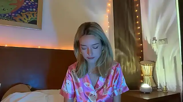 Snapshot of SirenaBelle chatting on 11/04/25, 12:10 SirenaBelle online show from 11/04/25, 12:10