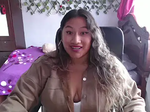 Snapshot of EmilyLove1014 chatting on 12/10/24, 07:54 EmilyLove1014 online show from 12/10/24, 07:54