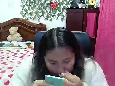 Snapshot of EmilyLove1014 chatting on 12/22/24, 10:25 EmilyLove1014 online show from 12/22/24, 10:25