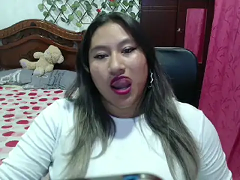 Snapshot of EmilyLove1014 chatting on 01/12/25, 01:21 EmilyLove1014 online show from 01/12/25, 01:21