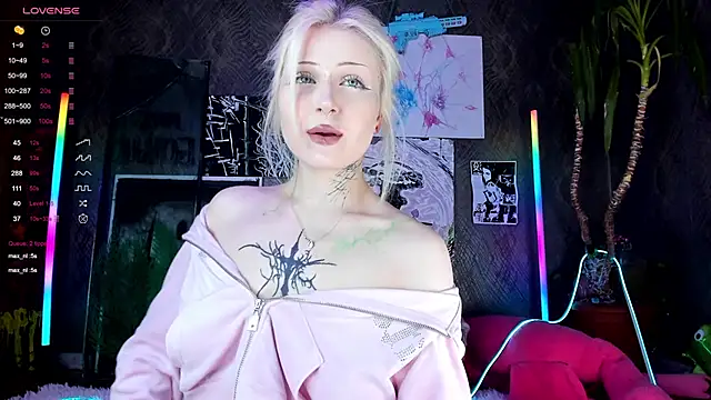 Snapshot of little_grinch666 chatting on 02/25/25, 08:19 little grinch666 online show from 02/25/25, 08:19