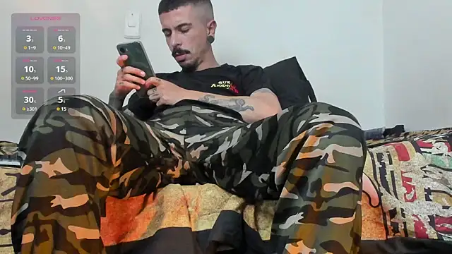 Snapshot of Aaron_BigDickxxx chatting on 12/05/25, 07:43 Aaron BigDickxxx online show from 12/05/25, 07:43