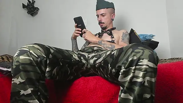 Snapshot of Aaron_BigDickxxx chatting on 01/11/26, 06:46 Aaron BigDickxxx online show from 01/11/26, 06:46