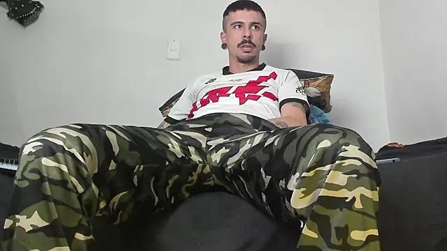 Snapshot of Aaron_BigDickxxx chatting on 01/14/26, 06:24 Aaron BigDickxxx online show from 01/14/26, 06:24