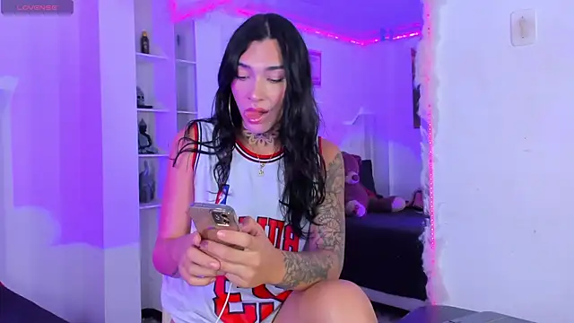 Snapshot of Camila_Coxx chatting on 10/22/25, 08:08 Camila Coxx online show from 10/22/25, 08:08