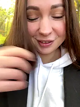 Snapshot of dreams4u chatting on 10/22/25, 10:37 dreams4u online show from 10/22/25, 10:37